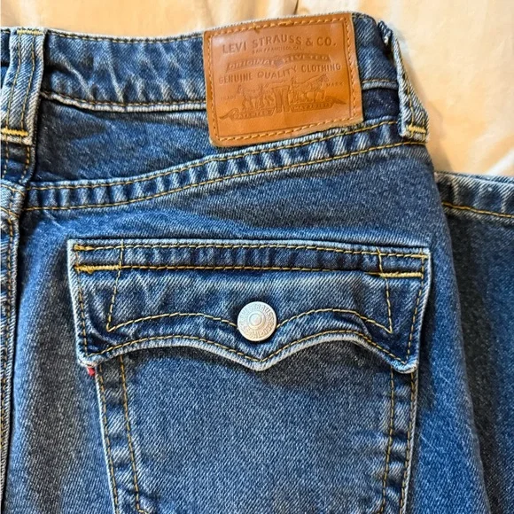 Levi's Medium Wash Jeans - Picture 1 of 4